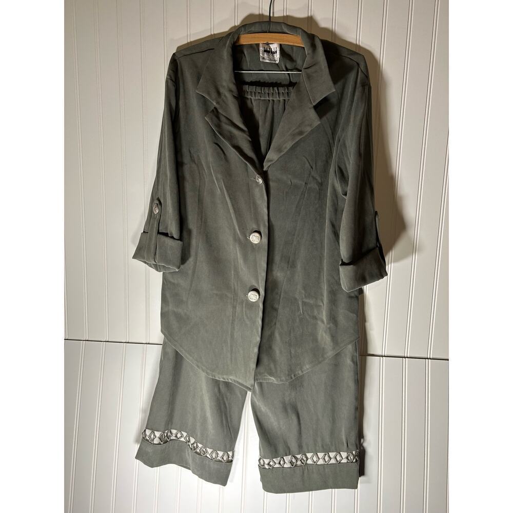 LESLIE By dresses, petite,2 peace, ￼Woman’s Button up blouse and pants size 12P